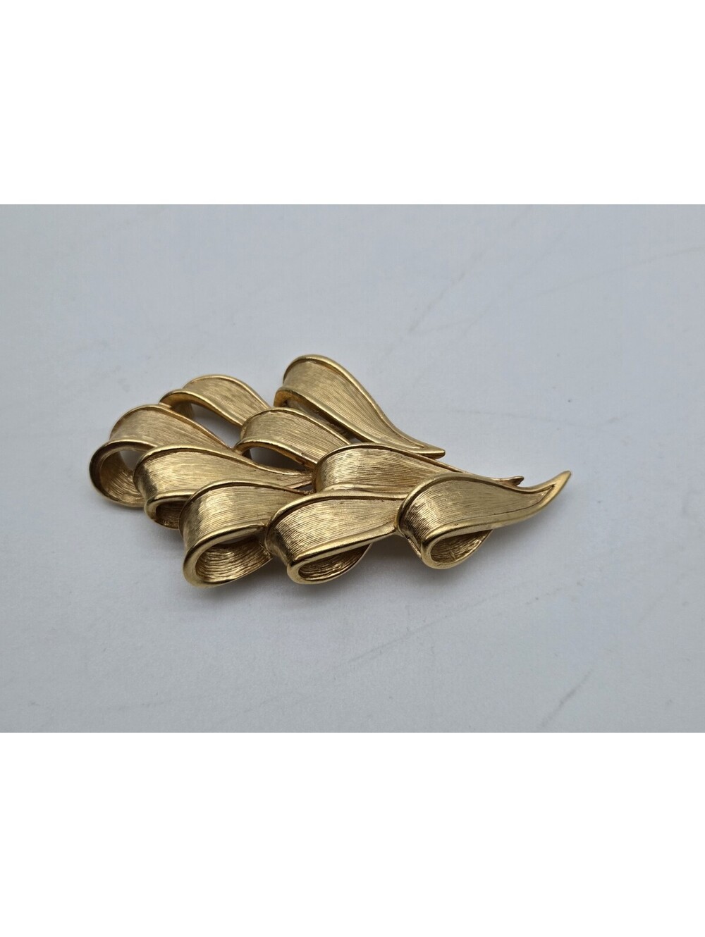 Vintage Oscar De La Renta Gold Tone Textured Ribbon Bow Brooch Pin Signed